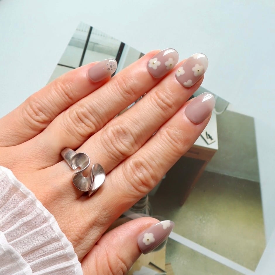 No.338 ミルクグレージュ ネイルチップ 小花柄 ニュアンスネイル 上品