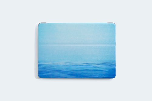 青い空と海面を描いた、iPadケース