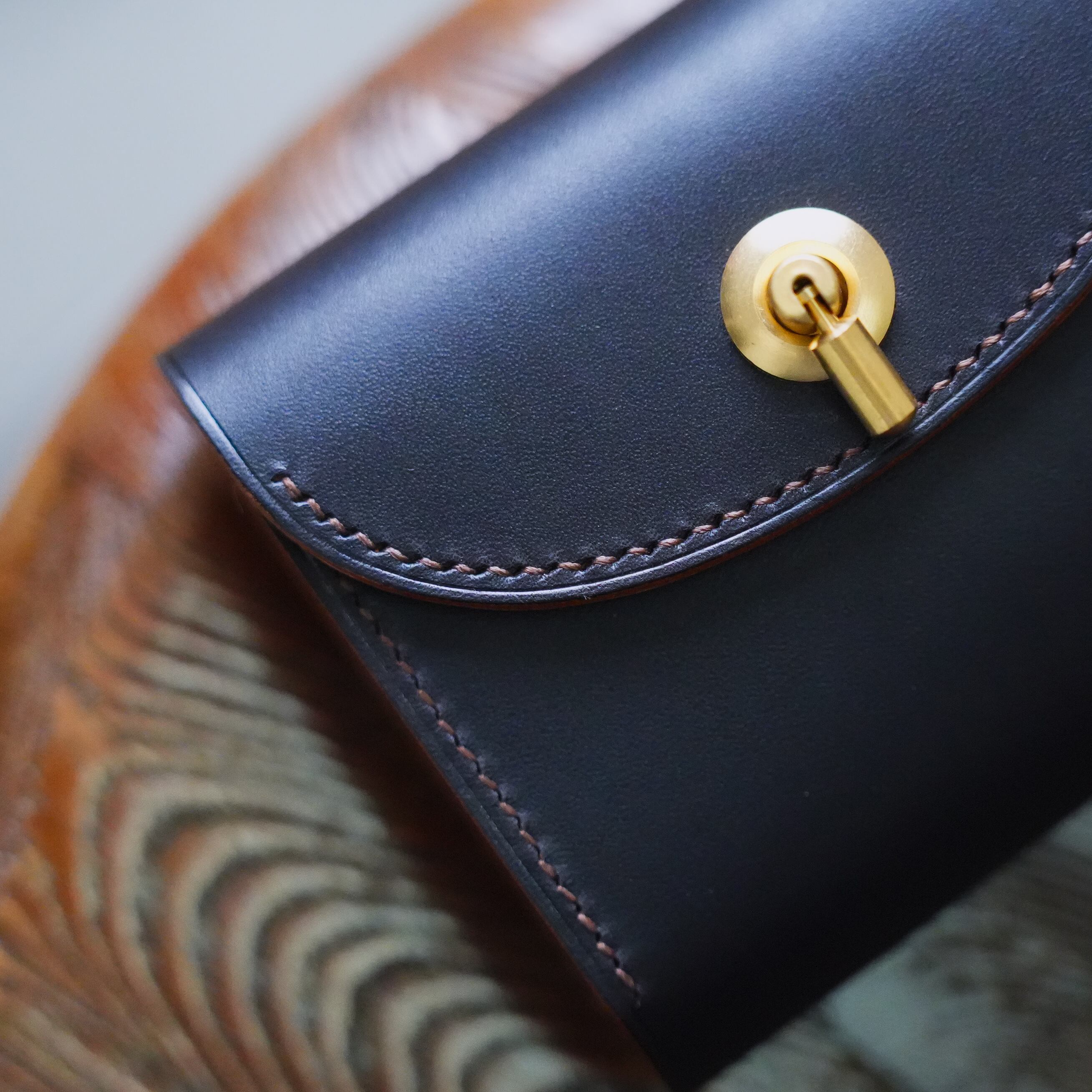 数量限定 flap mini wallet [ 茶芯ブラックレザー ] オコシ金具 ver