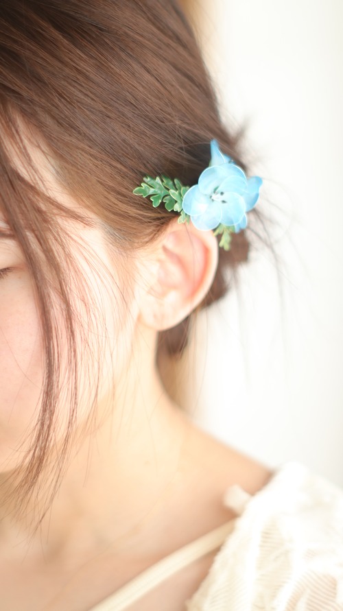 小さな青空色のネモフィラの髪飾り
