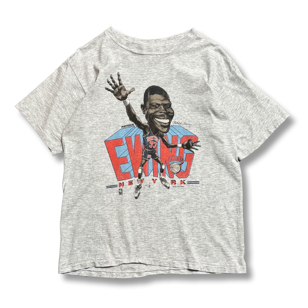 Patrick Ewing【New York Knicks】Illustration Printed T-shirt. SALEM SPORTSWEAR