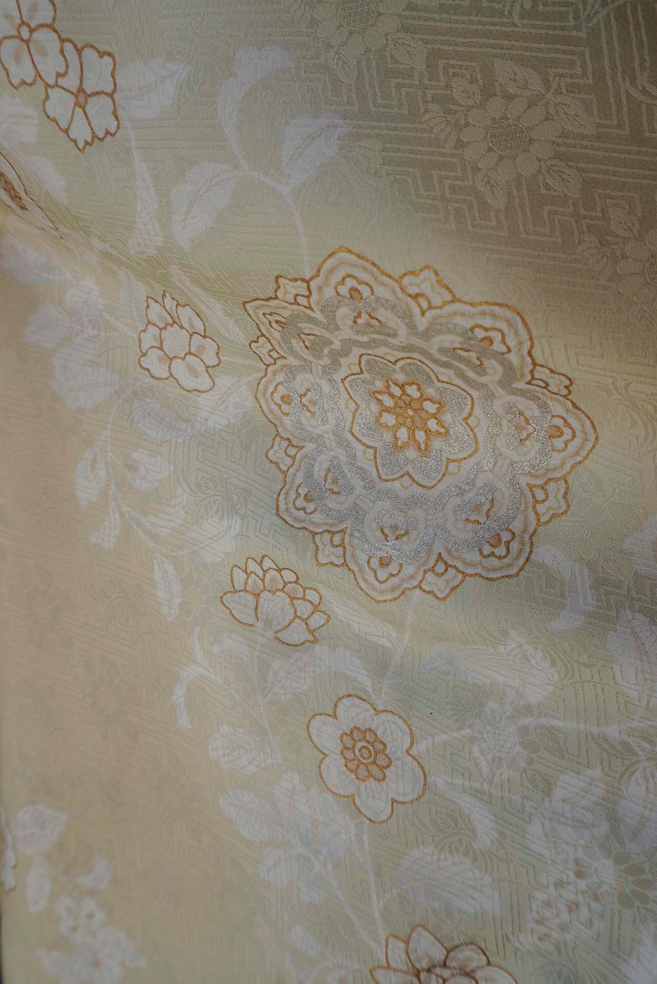 袷】若芽色地 紗綾形草花地紋×正倉院裂・唐花文 訪問着 | 大山キモノ