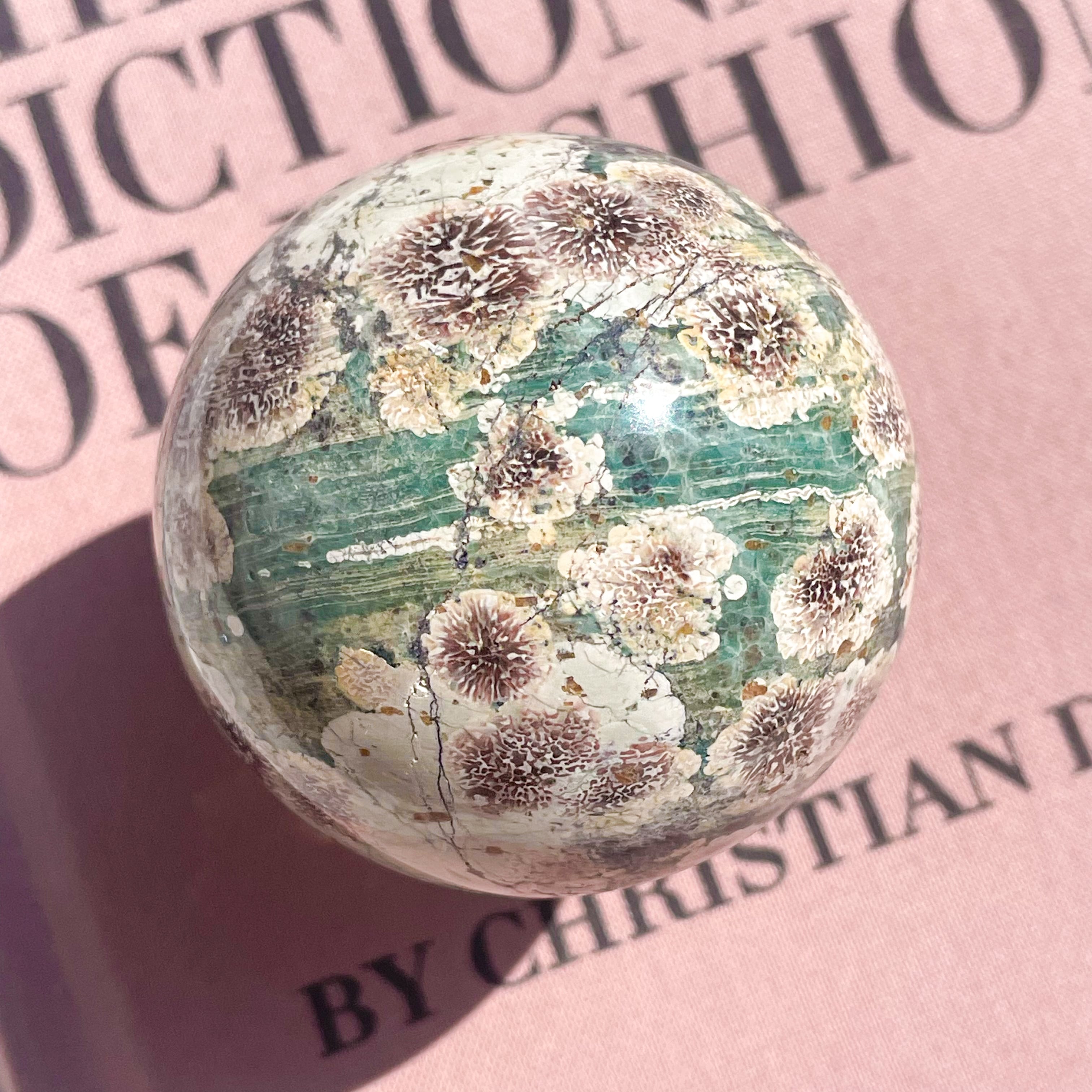 天然石 グリーンフラワージャスパー スフィア 丸玉  66.2ミリ　台座付け綺麗 天然石 グリーンフラワージャスパー スフィア 丸玉 66.2ミリ