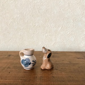 小さな陶器と犬