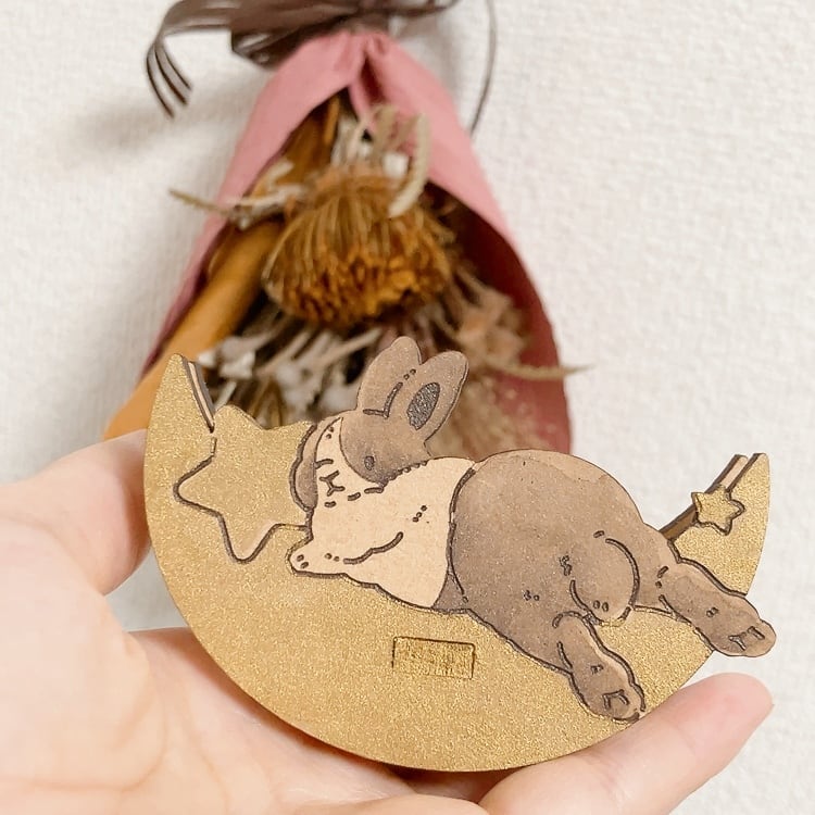 ゆらゆらする置物　月とダッチさん