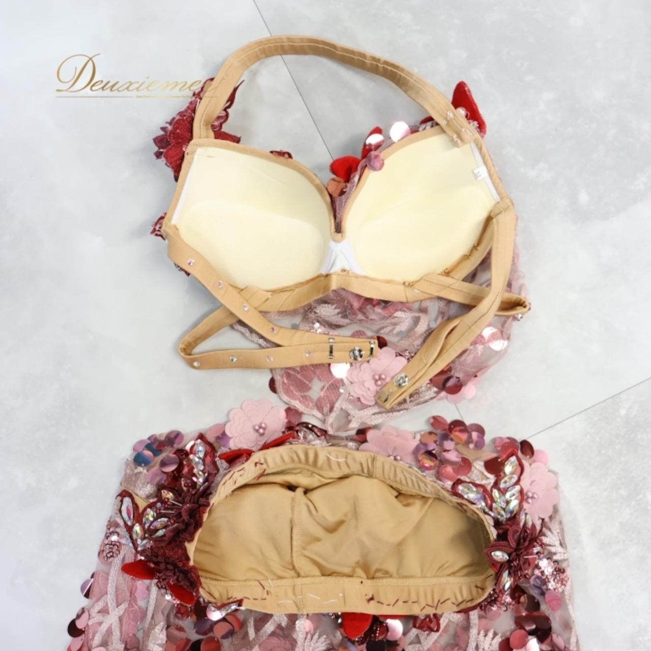 ベリーダンス オリエンタル 衣装 上下セット ピンク系 トップス  スカート アーム アーム飾り スパンコール ラインストーン 豪華 装飾 上品 かわいい 蝶 花 白 ダンス衣装 ステージ イベント メッシュ生地 透け感 華やか セクシー スリット ホワイト系