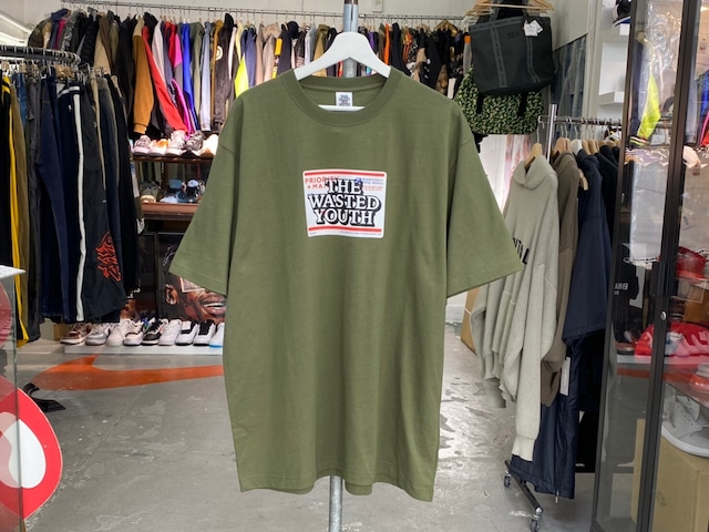 BLACK EYE PATCH × WASTED YOUTH PRIORITY LABEL TEE OLIVE XL 303123