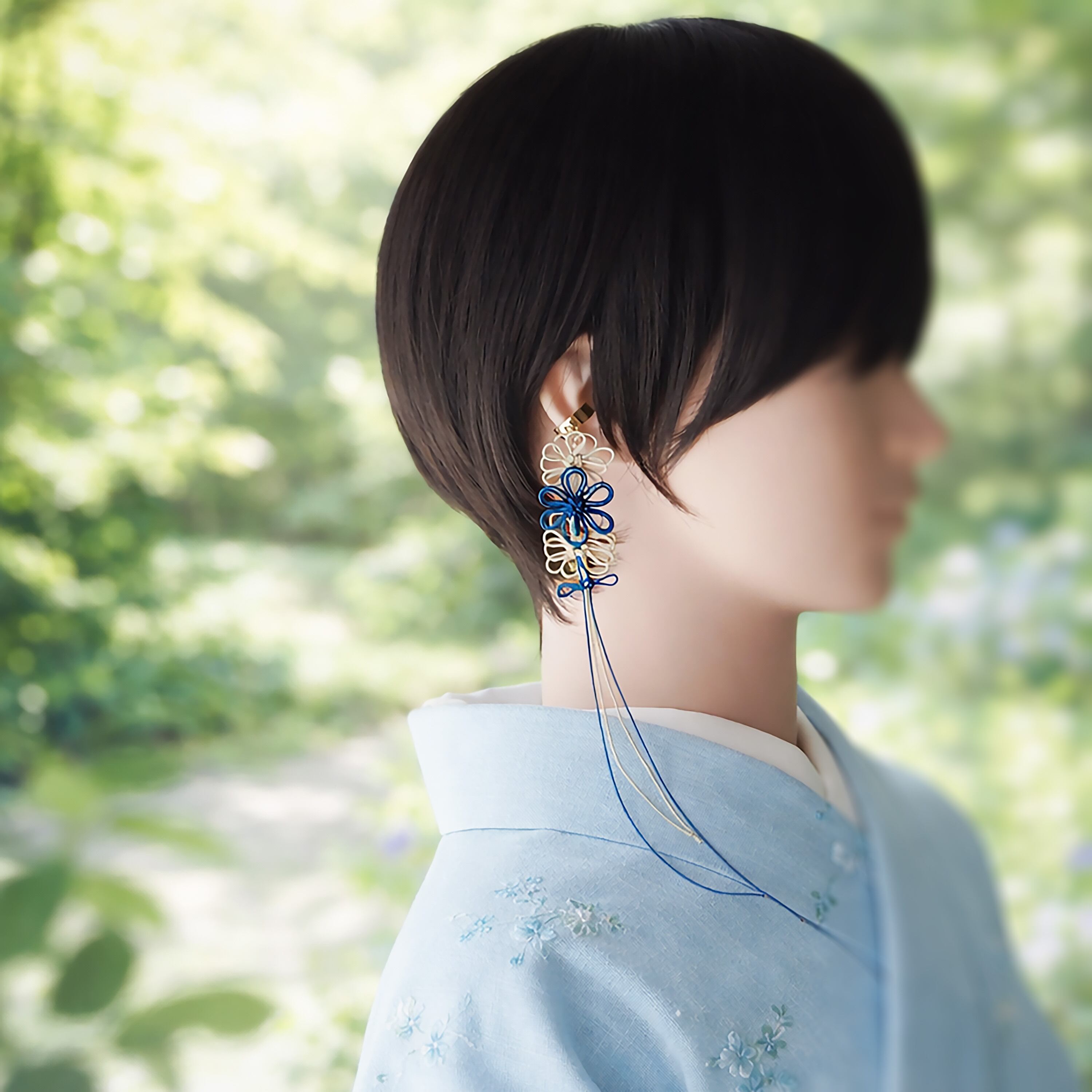 【新作】飾り結びかたっぽイヤーカフ「澄、はなばな、コトホギ」(淡青×アイボリー)【軽量・和風紋様】浴衣・着物・日常使いにも。
