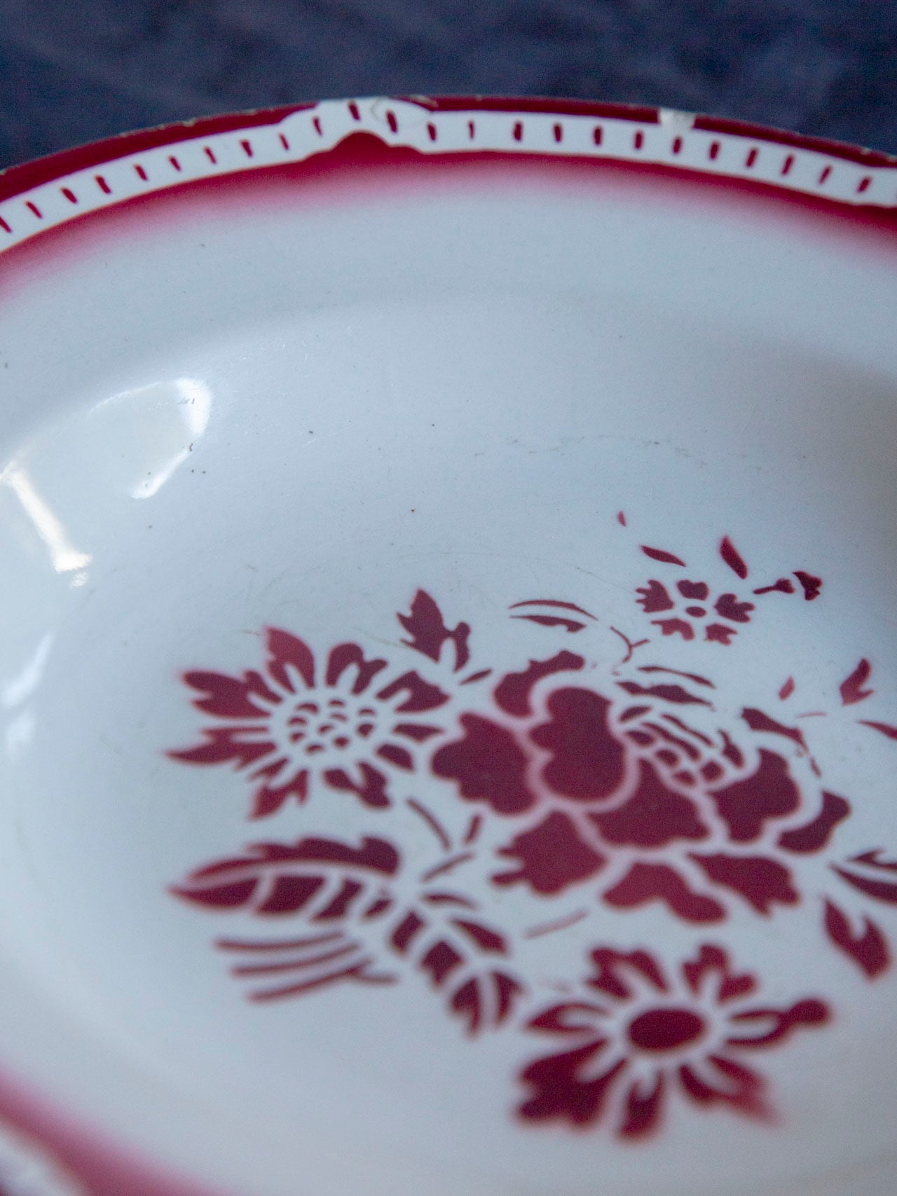 Sarreguemines Digoin 赤い花柄ステンシル 深皿/France 1930s