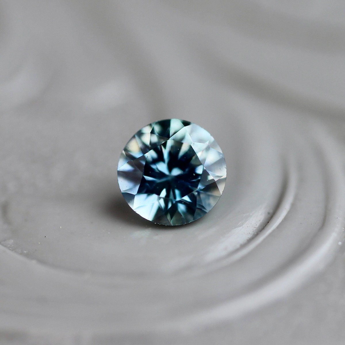 モンタナサファイア 0.25ct 3.7mm アメリカ・モンタナ州産 | Mei 