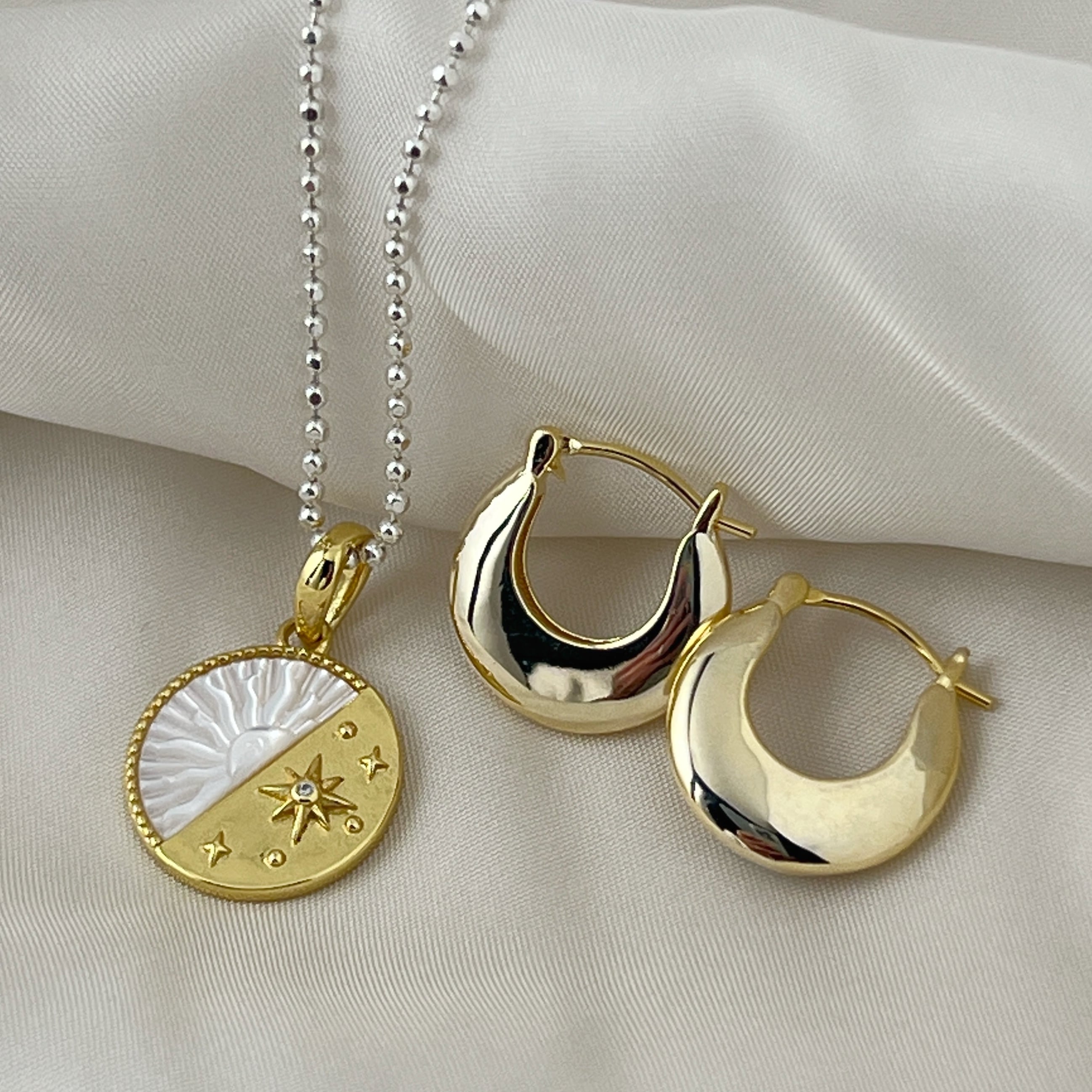 Gold Coating 白蝶貝 ユニバースラウンド プレート ペンダント 月星