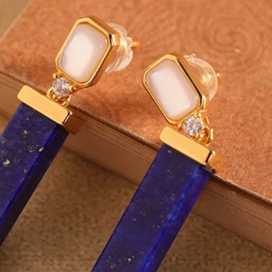 ラピスラズリのピアス - 美しい青と透明の石が耳元で優雅に輝く P206