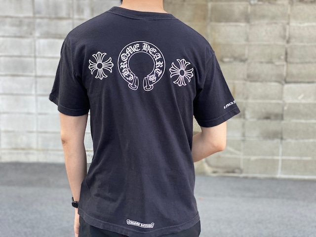 CHROME HEARTS SCROLL LABEL PRINT POCKET TEE BLACK MEDIUM