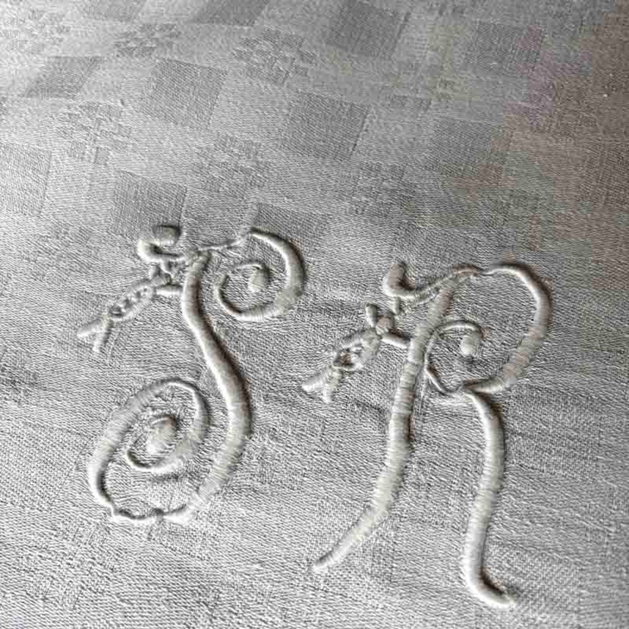 テーブルクロス　白ダマスク織　モノグラムSR　白糸刺繍　大型クロス 12clec16-1