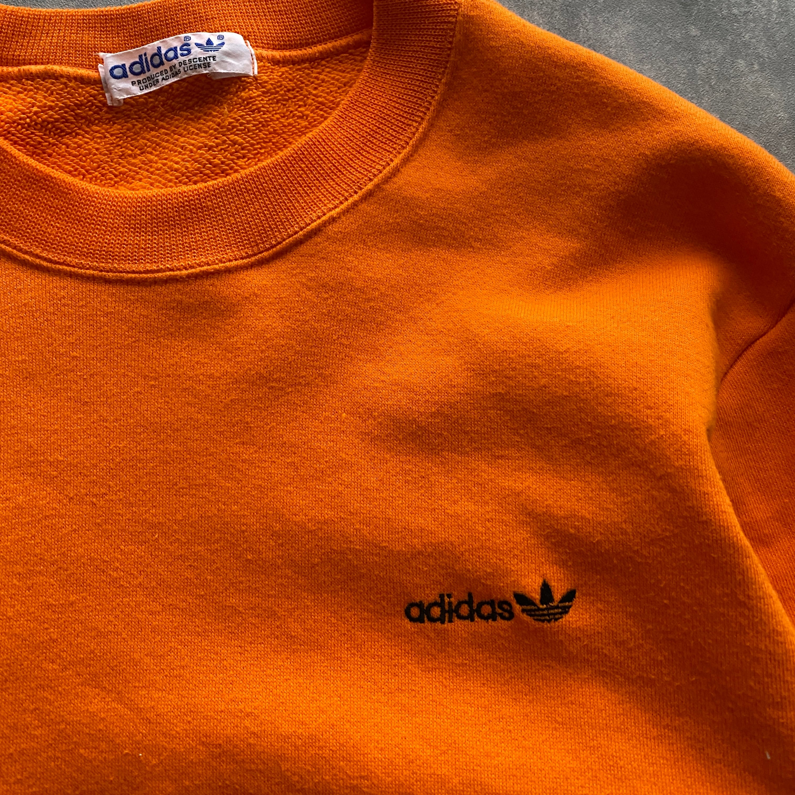90's　adidas デサントアディダス　トレフォイル　刺繍ワンポイントロゴ オレンジ　スウェット