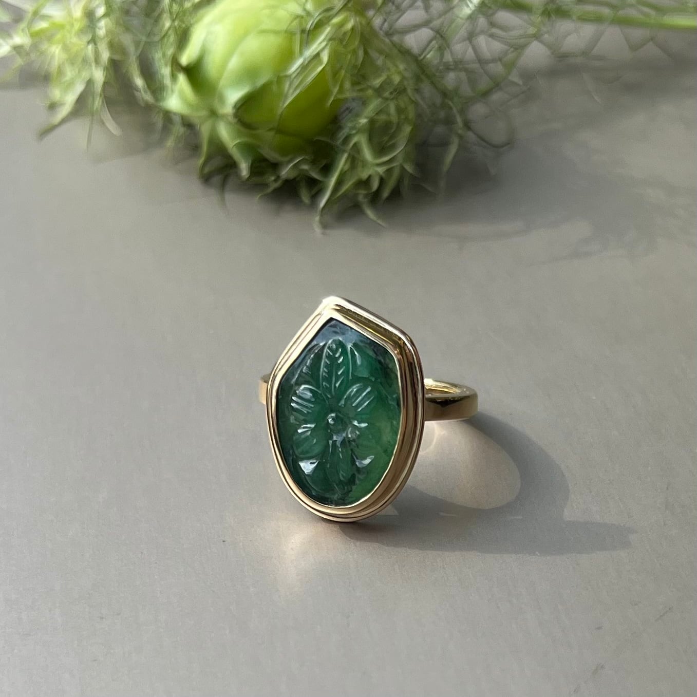 エメラルドの高貴な濃緑のかがやきが上品なデザインリング　K10YG　サイズ9号 エメラルドの高貴な濃緑のかがやきが上品なデザインリング K10YG サイズ9号