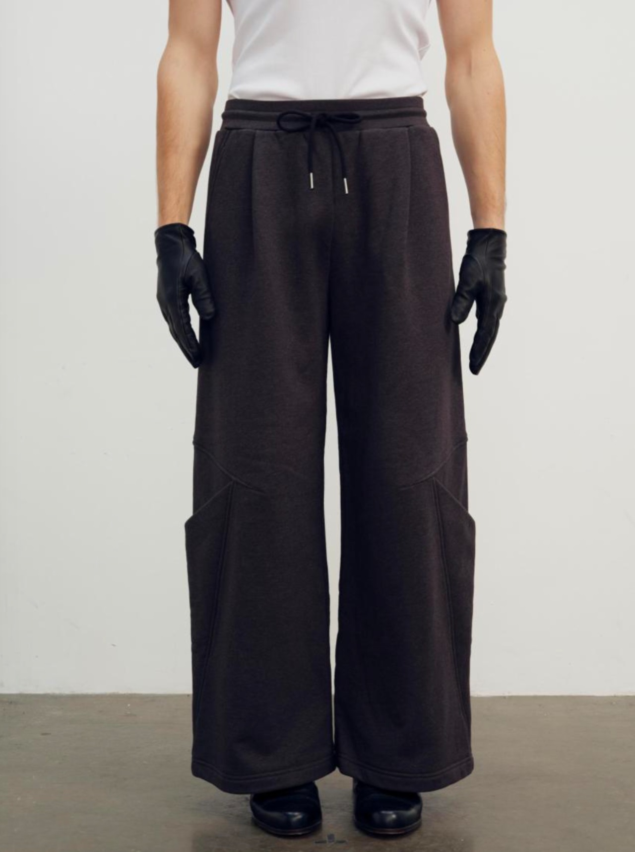 【26AW | MEN】 NULLUS ヌルス / スウェットパンツ / SCULPTURAL CUT WIDE LEG SWEATS / NUAW26TRO007 - 4