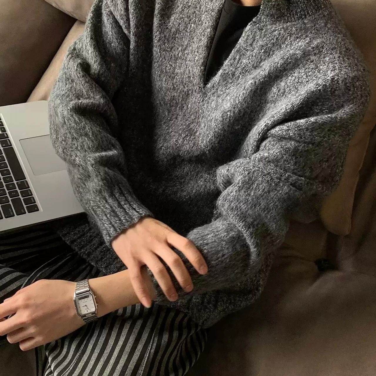 Vネックルーズシンプルニット　1074