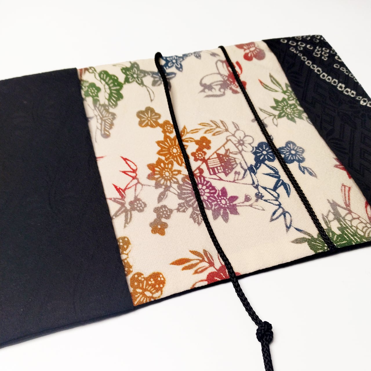 着物で作ったブックカバー【文庫本用】（黒しぼり） | 布布Studio SとY