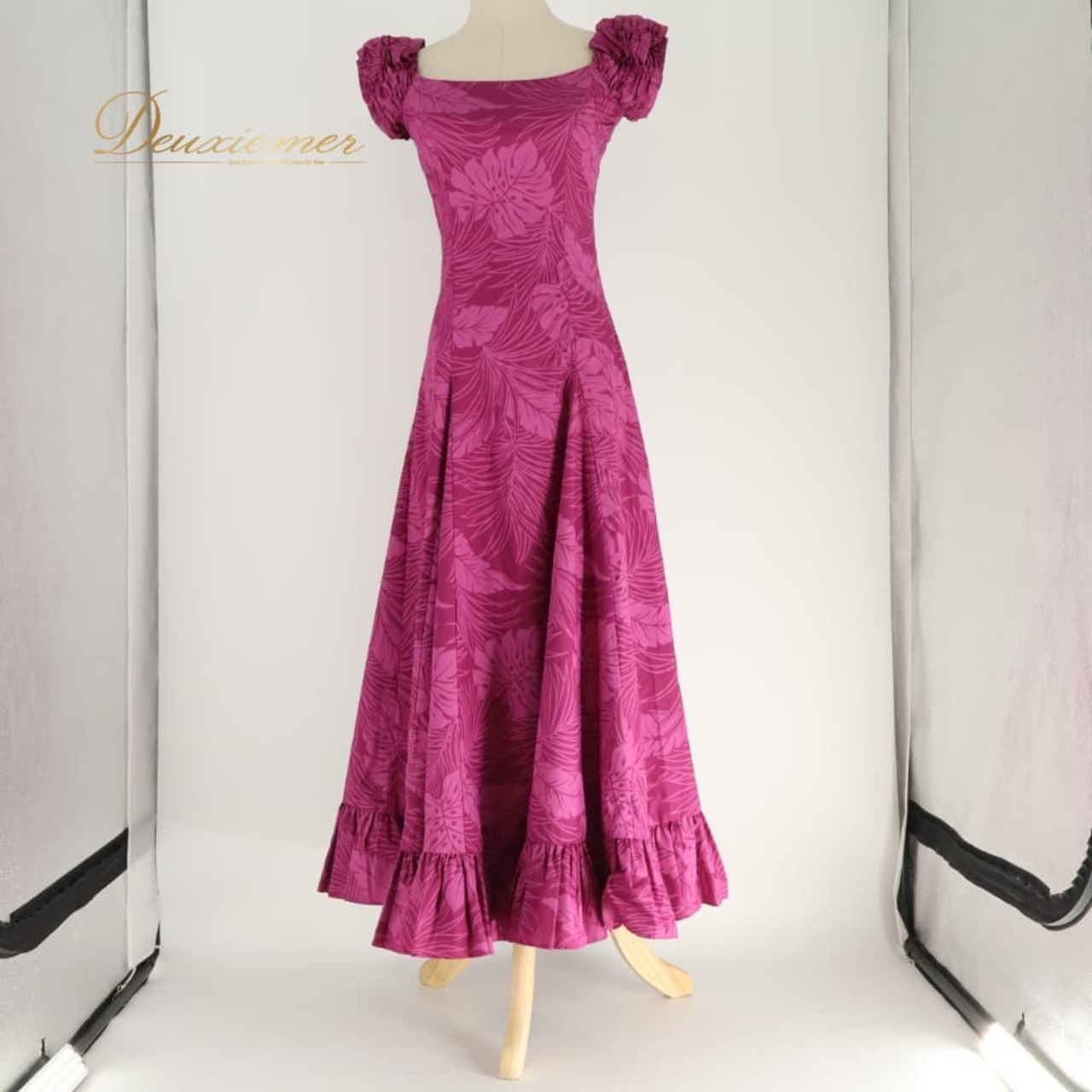 フラダンス 衣装 CC Fashions CCファッション ワンピース ドレス ピンク系 モンステラ柄 植物柄 ハワイアンプリント ハワイアン アロハ フラ ダンス レッスン 練習 ハワイアンダンス フリル フレアスカート 紫 パープル系 華やか 鮮やか かわいい おしゃれ 上品 大人っぽい ダンス衣装 練習着 レッスンウェア ハワイ製