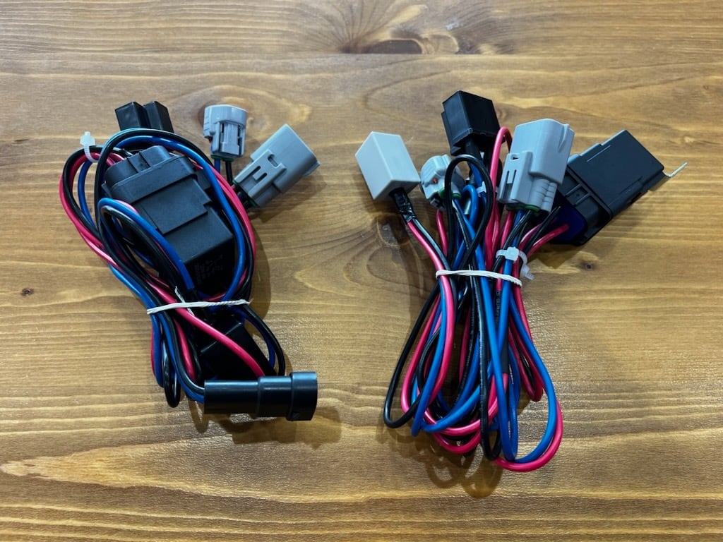 ハイエース用：丸目ヘッドライト用LED→H4変換ハーネス | TRISTAR