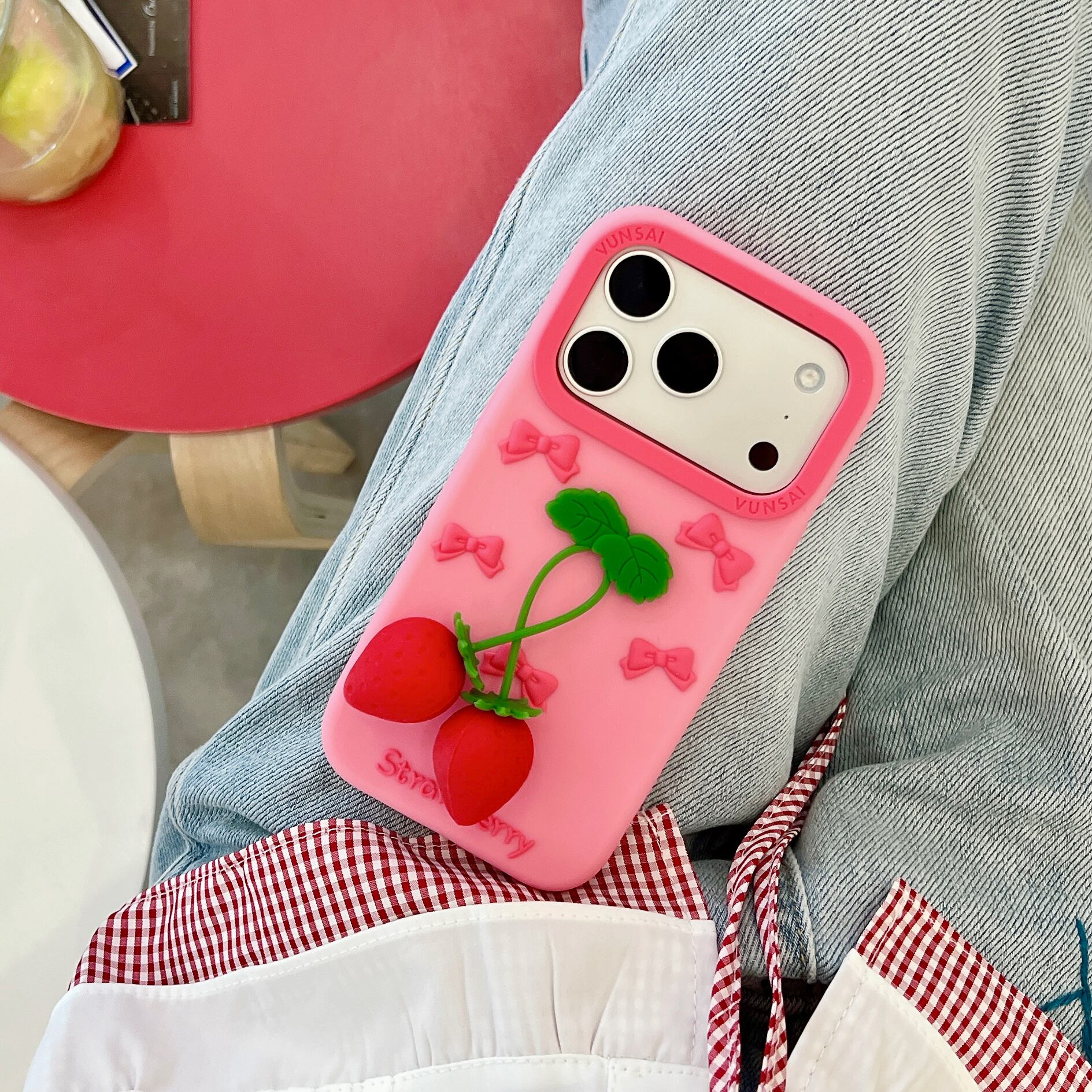 立体 いちご iPhone 18 17 16 ケース シリコン製 可愛い リボン