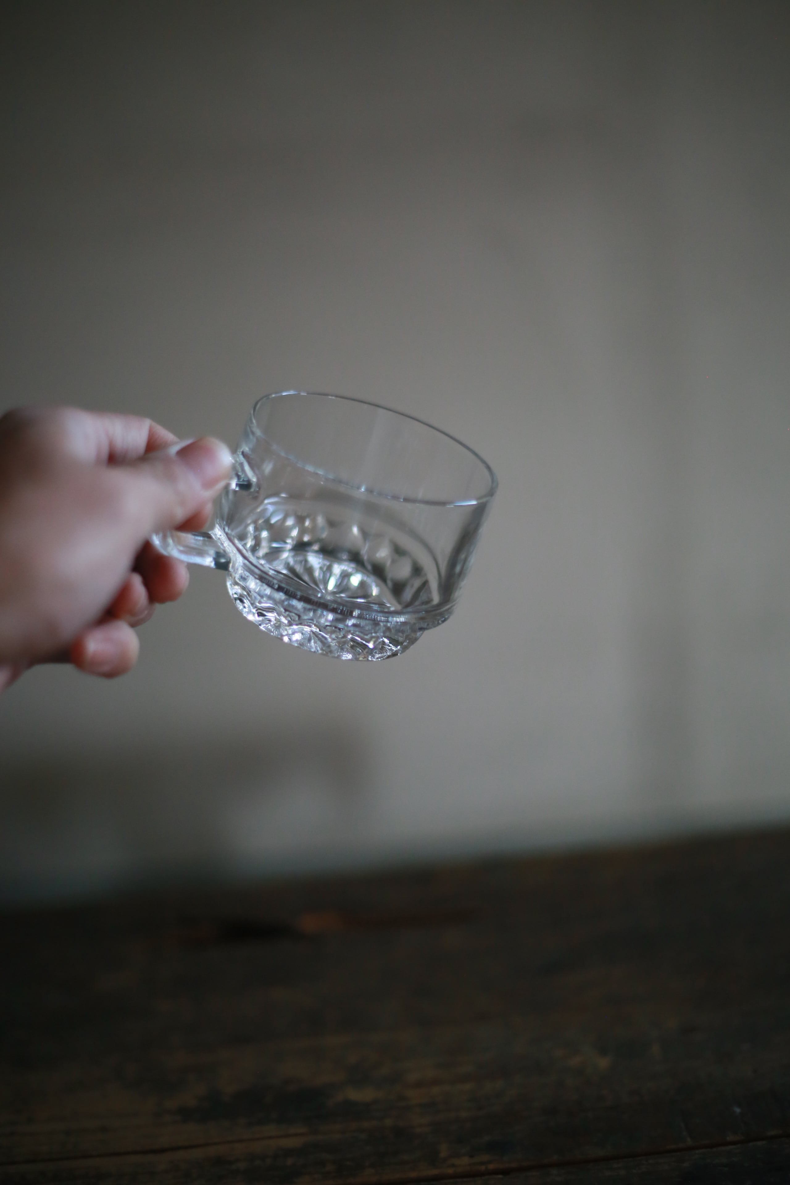 古い国産のガラスカップ