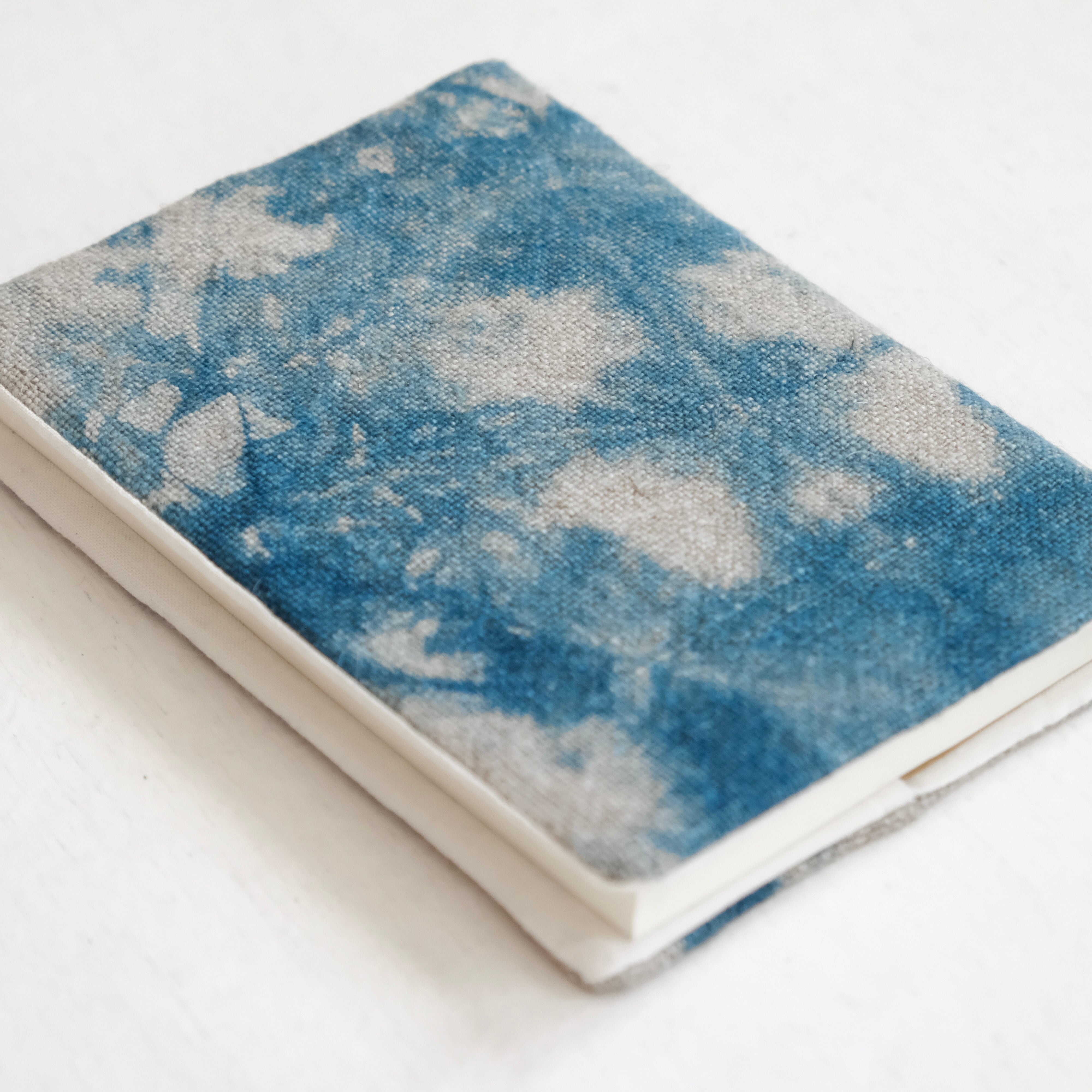 藍染めリネンのブックカバー〈 斑 〉 #01
