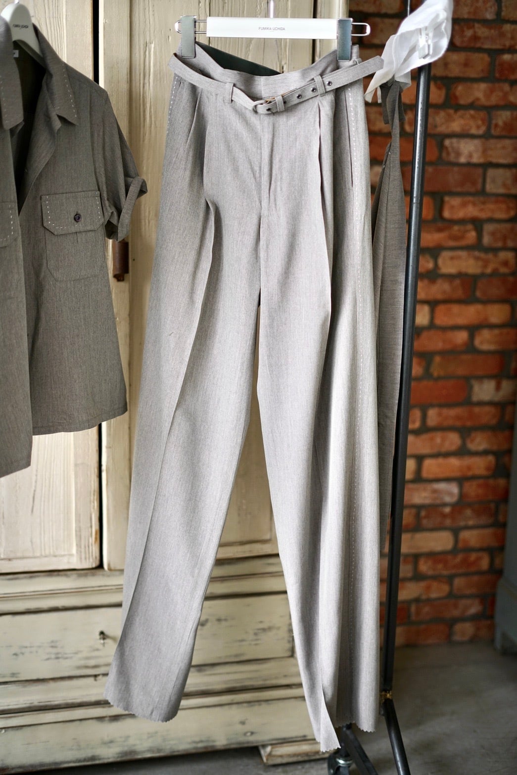 FUMIKA_UCHIDA / Chambray two-tuck slacks (MAUVE GREY,SAGE GREY