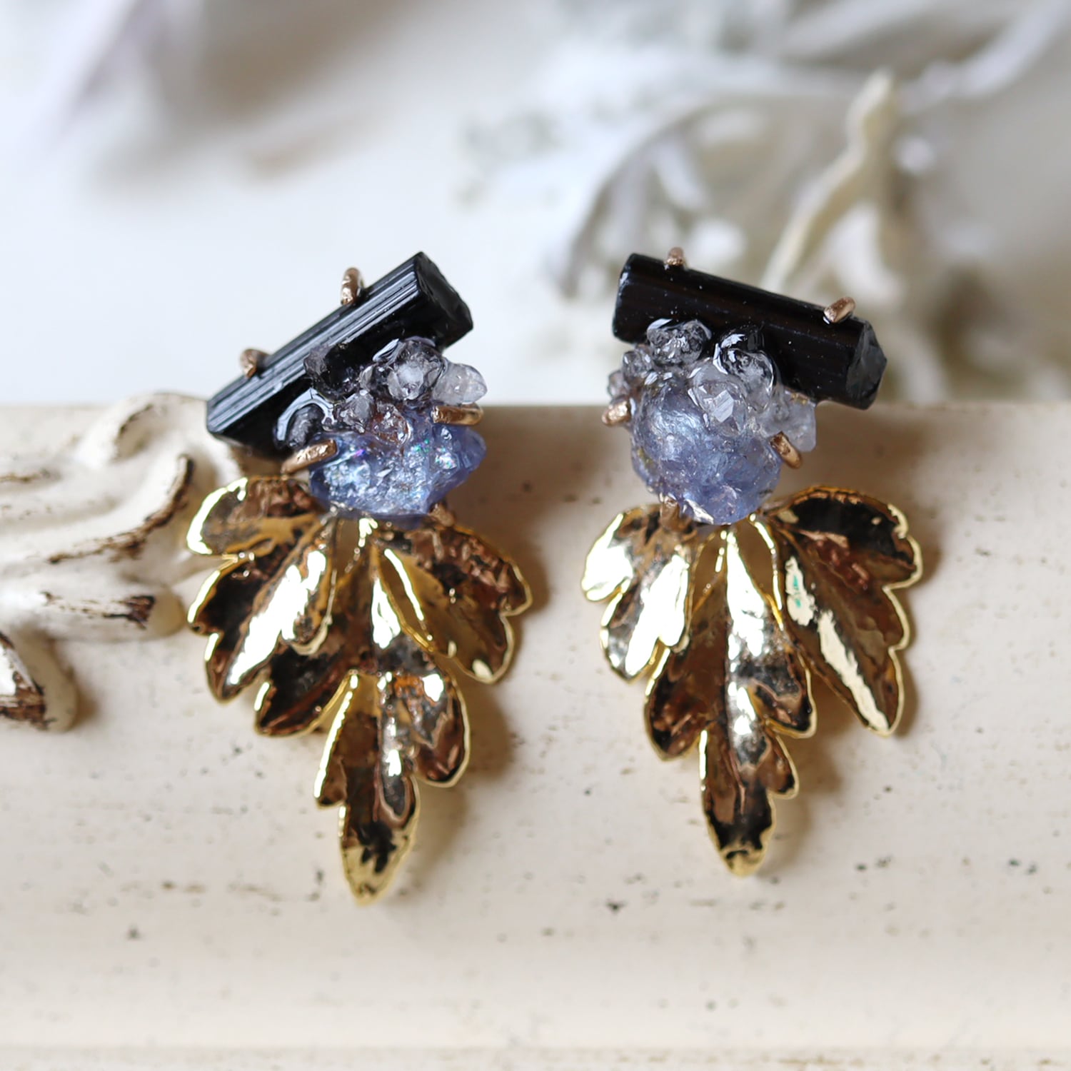 オパールとダイヤモンドクォーツのピアス | witch/花石:鉱物植物
