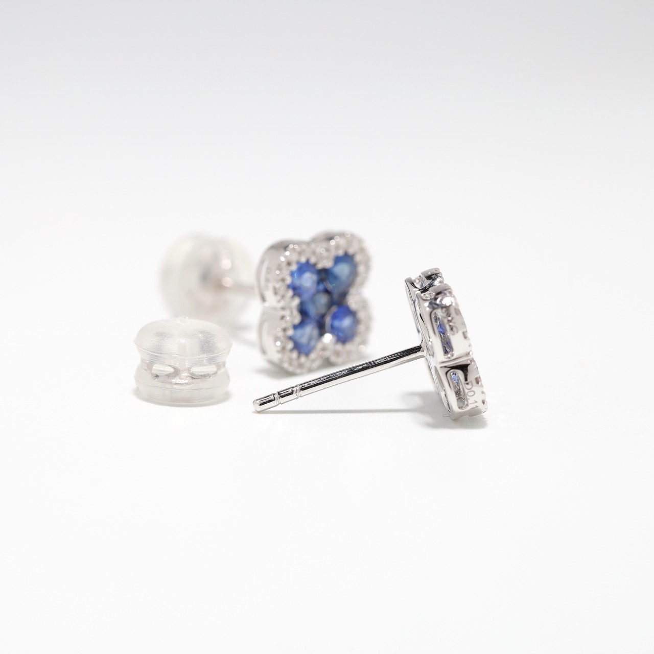 ミステリーセッティング サファイア ピアス K18(WG) / 1.120ct / DA 0.210ct