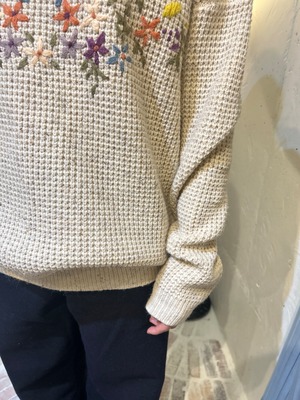 Earth color flower embroidery sweater