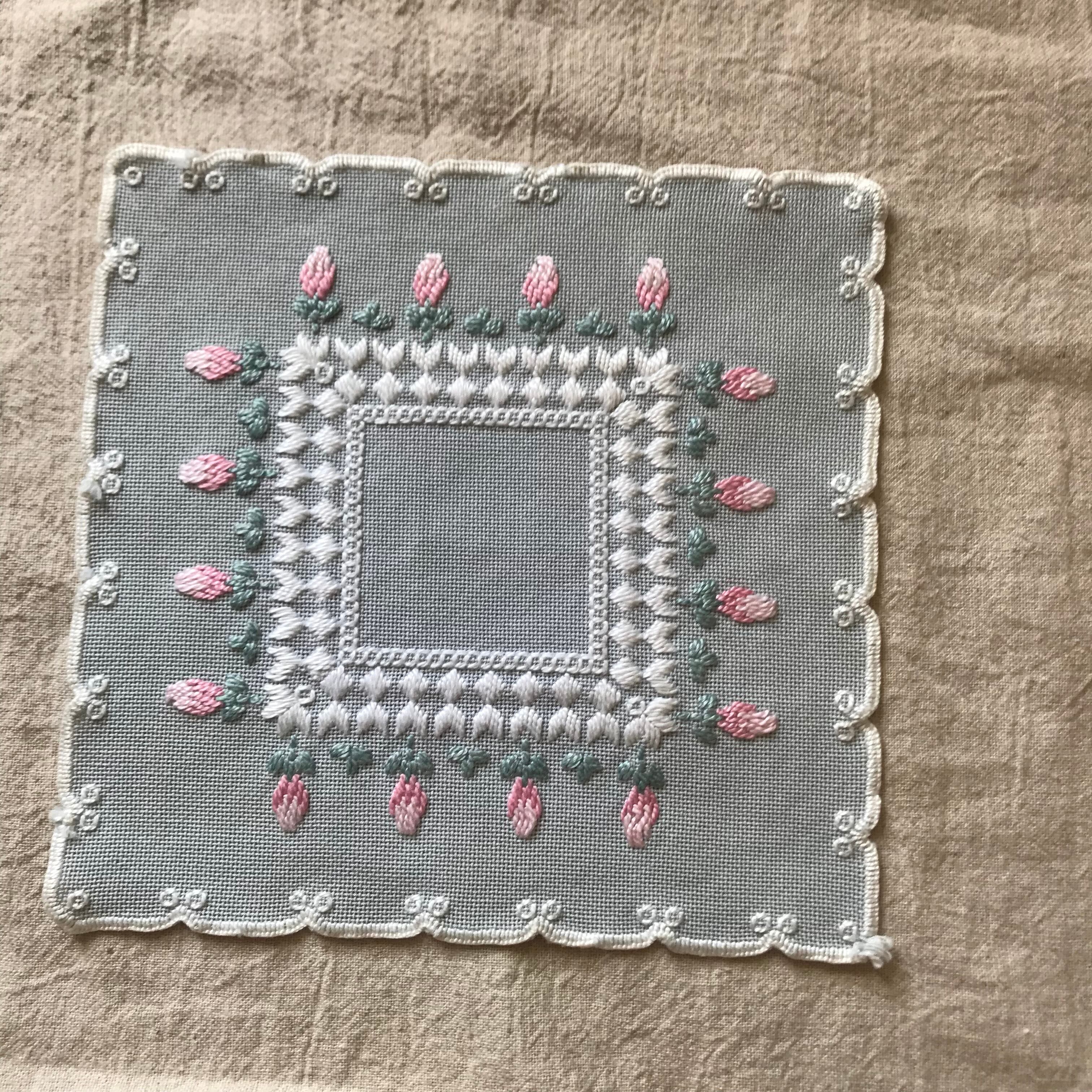 ピンクの花の刺繍の布