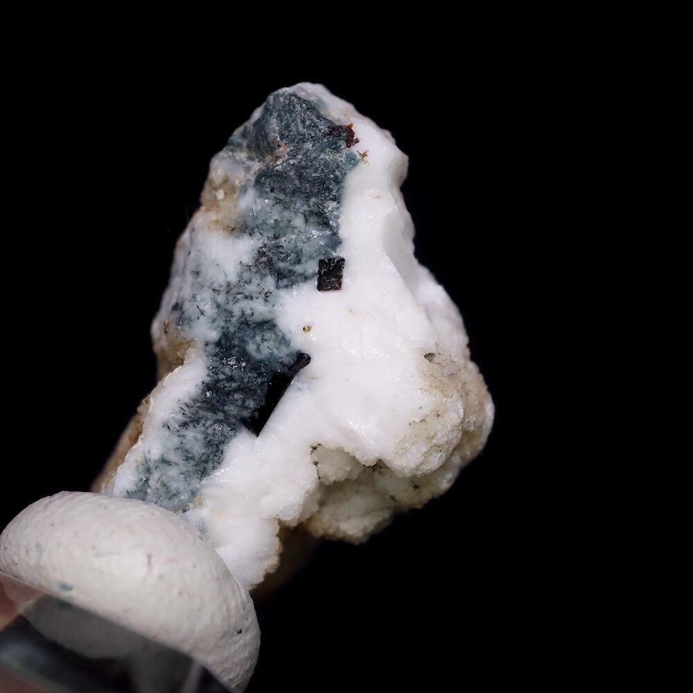 ネプチュナイト 海王石 母岩付き 6g BN284 鉱物 天然石 パワーストーン