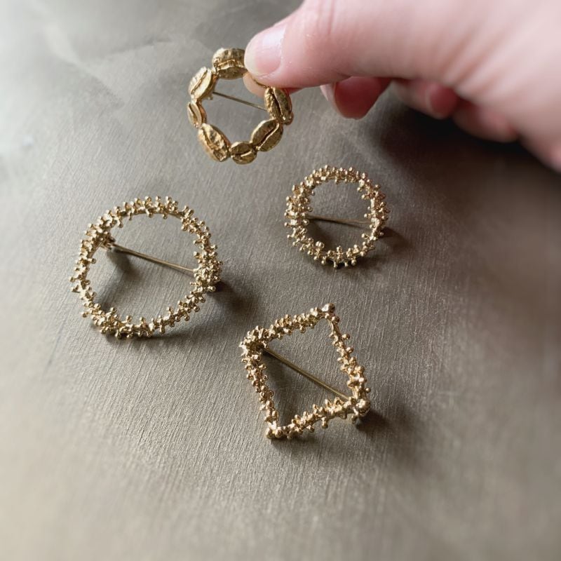 12/27までの期間限定販売（年内28-29日発送）コーヒー豆8つブローチ