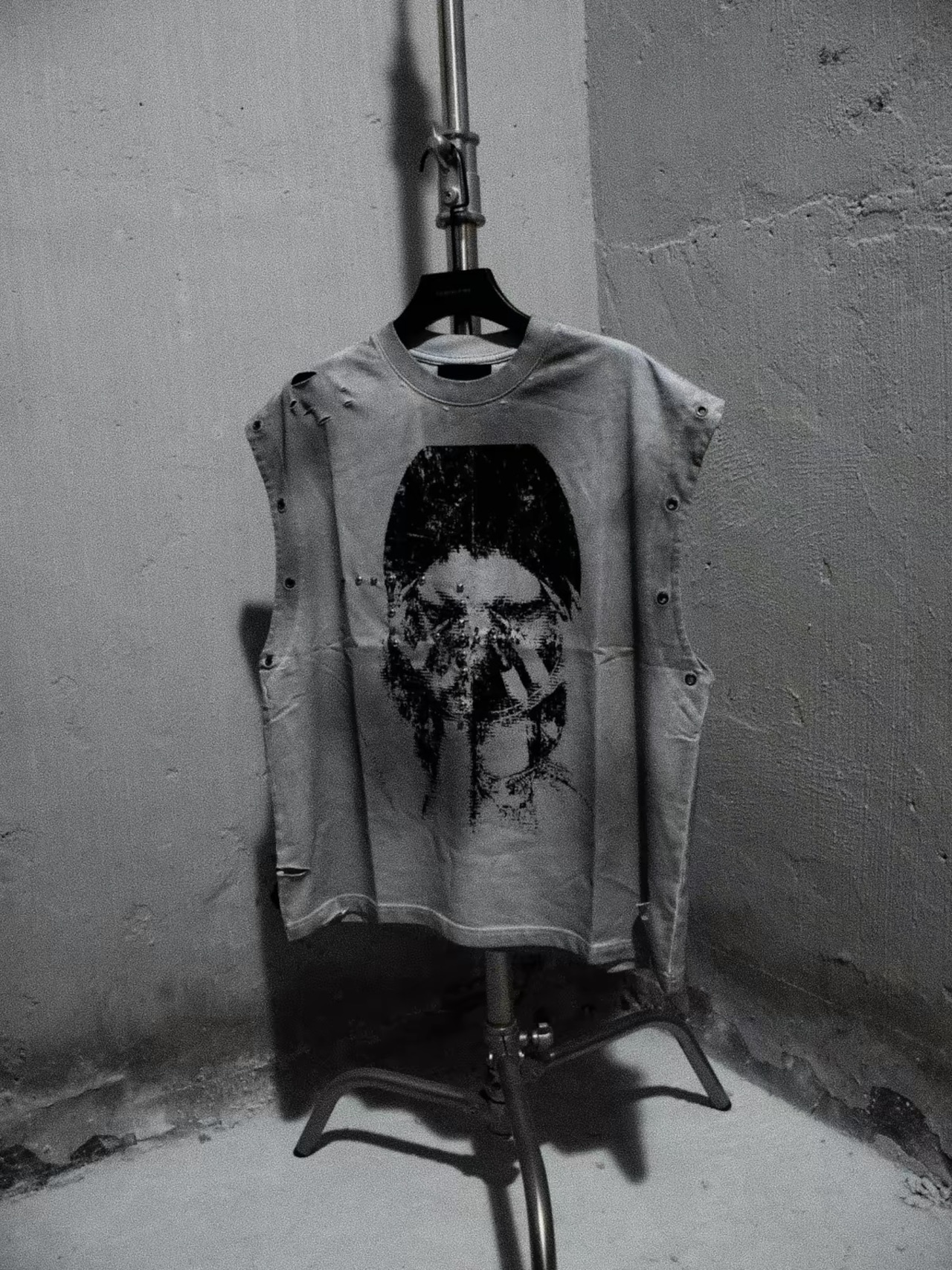 【TH4SWE】Dark Graphic Studded Distressed Tank Top