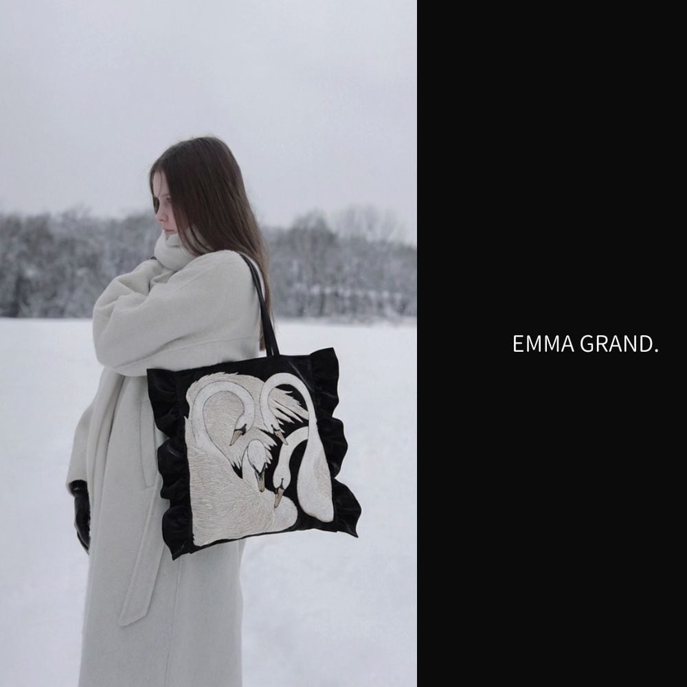 白鳥が紡ぐ静寂の湖畔 フリル刺繍トートバッグ E00639 | EMMA GRAND