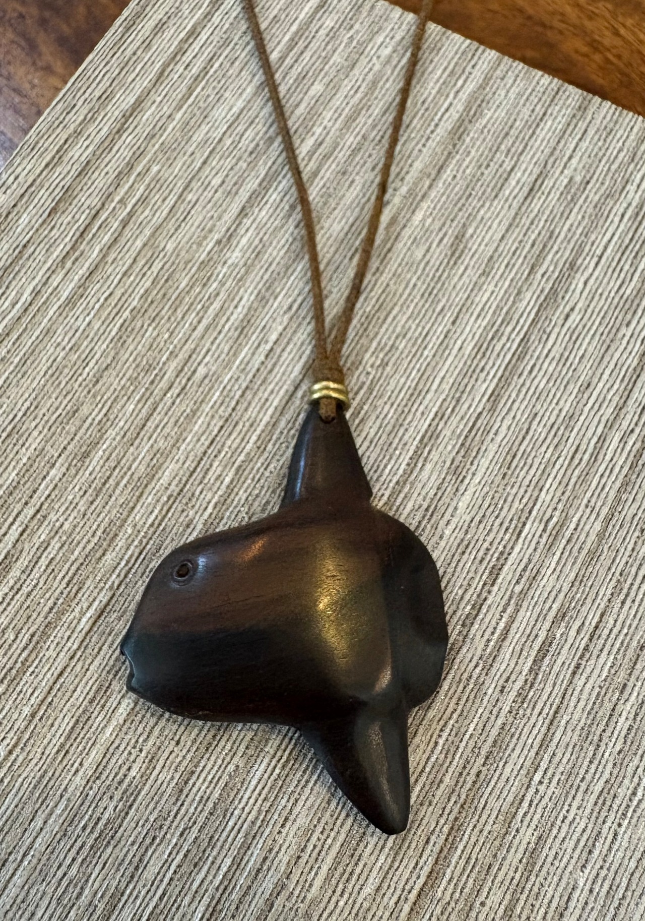 黒檀マンボウ紐ペンダント