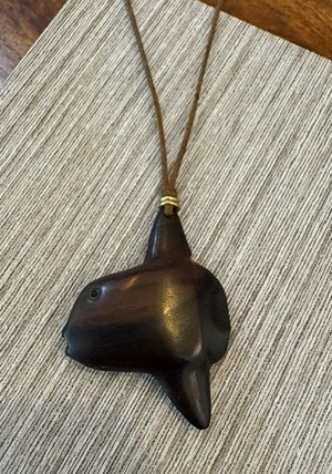 黒檀マンボウ紐ペンダント