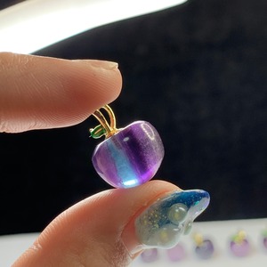 11.フローライトりんご・ペンダントトップ