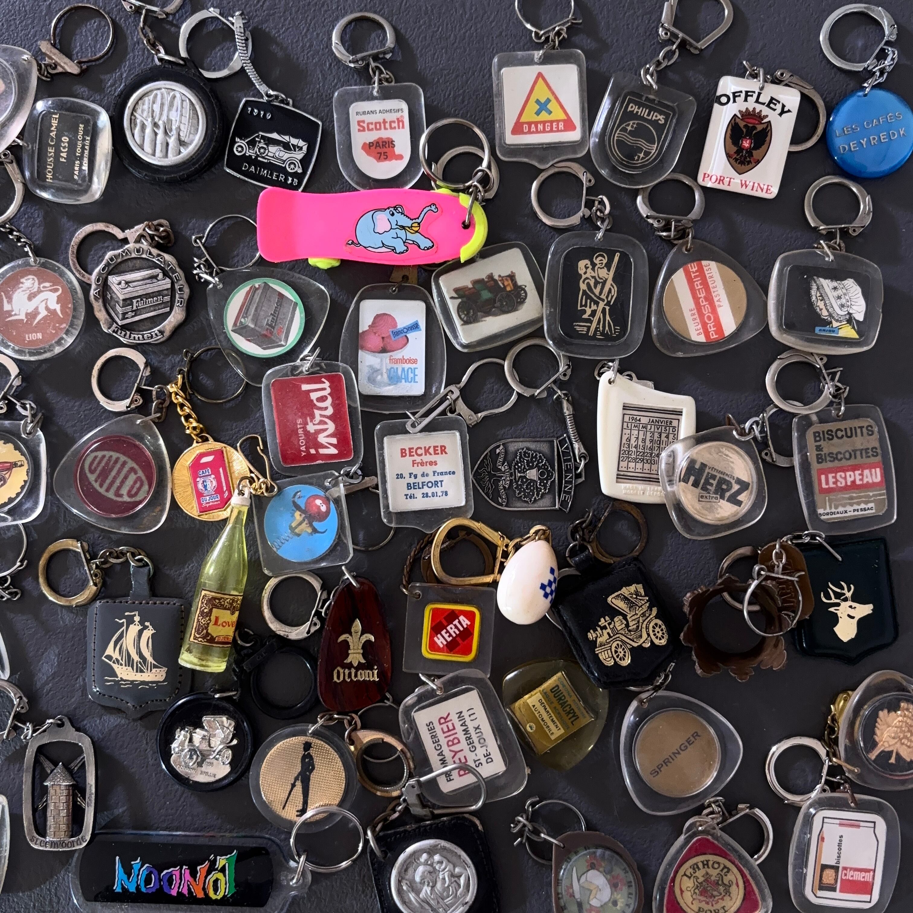 100個！フランス ヴィンテージ 広告 キーホルダー まとめ ロット K2 100個！フランス ヴィンテージ 広告 キーホルダー まとめ ロット K2
