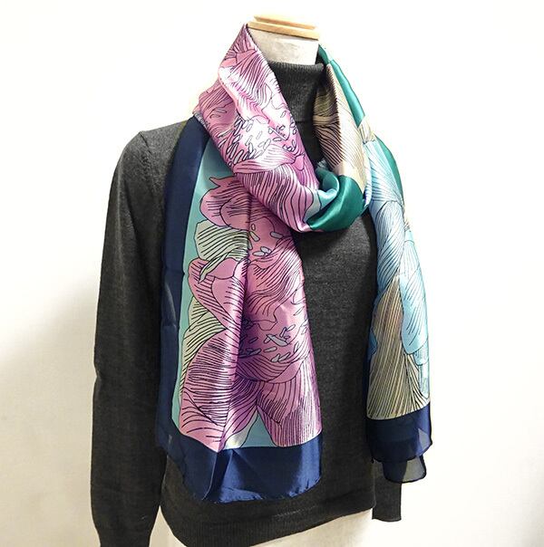 大判スカーフ ターコイズブルー 繊細な花々シルキータッチ：0100003-bl