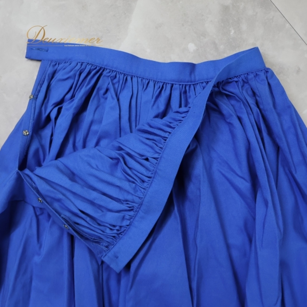 フォークダンス 衣装 スカート ブルー系 花柄 刺繍 青 赤 白 緑 チロリアン チロルスカート カントリー 鮮やか 華やか ダンス衣装 ハンガリー製 イベント 練習 レッスン ボタン かわいい ふんわり レッド系 ホワイト系 グリーン系