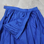 フォークダンス 衣装 スカート ブルー系 花柄 刺繍 青 赤 白 緑 チロリアン チロルスカート カントリー 鮮やか 華やか ダンス衣装 ハンガリー製 イベント 練習 レッスン ボタン かわいい ふんわり レッド系 ホワイト系 グリーン系