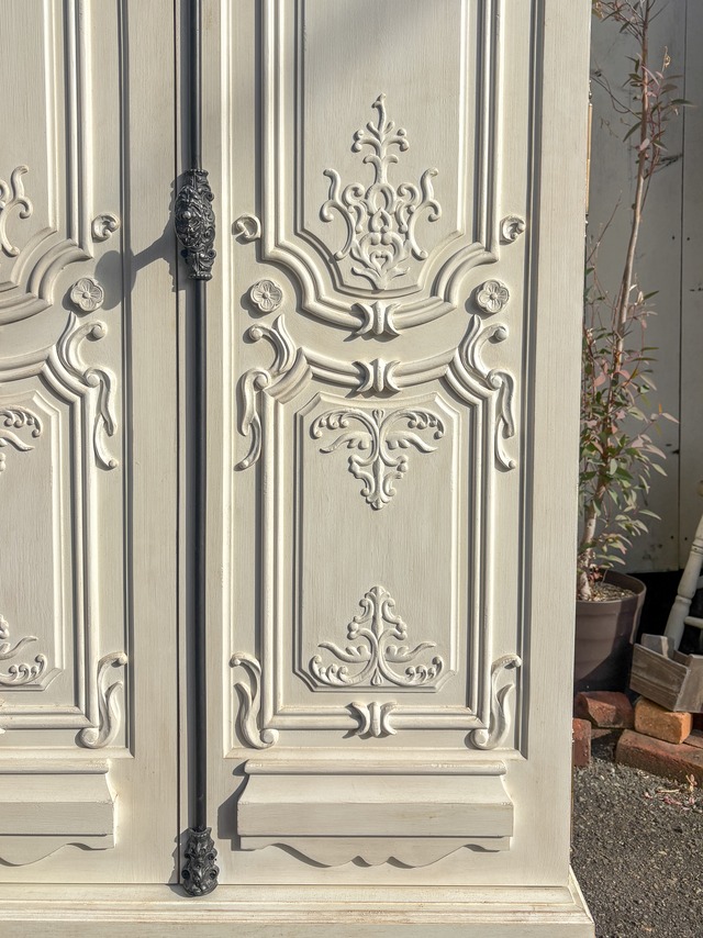 フランスアンティーク調ワードローブ　ハンガーポール付きクローゼット　（アパレルショップ向け店舗什器）W1150✕H2150