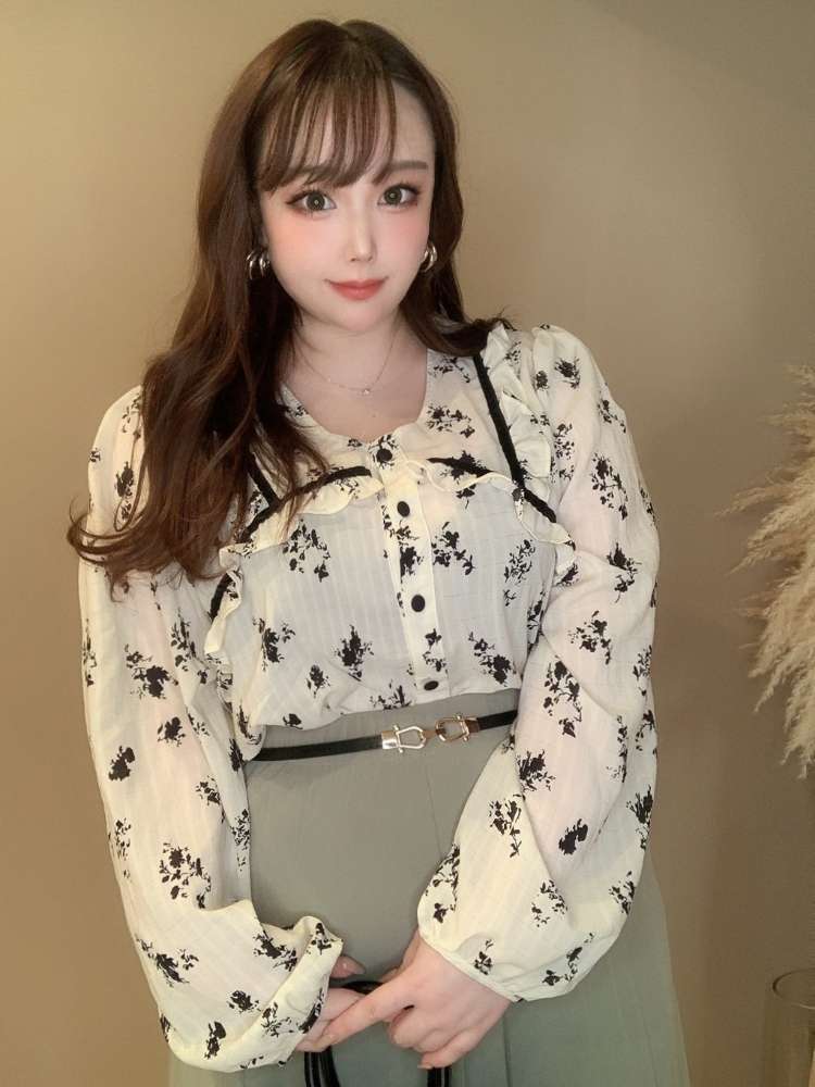 王道トレンドデートコーデ小花柄 人気 花柄ブラウス フリル Vネック 長袖 ホワイト フェミニン ガーリー オルチャン 大きいサイズ 韓国 Ch1862 Chulachula チュラチュラ 可愛い大きいサイズ韓国レディースファッション通販