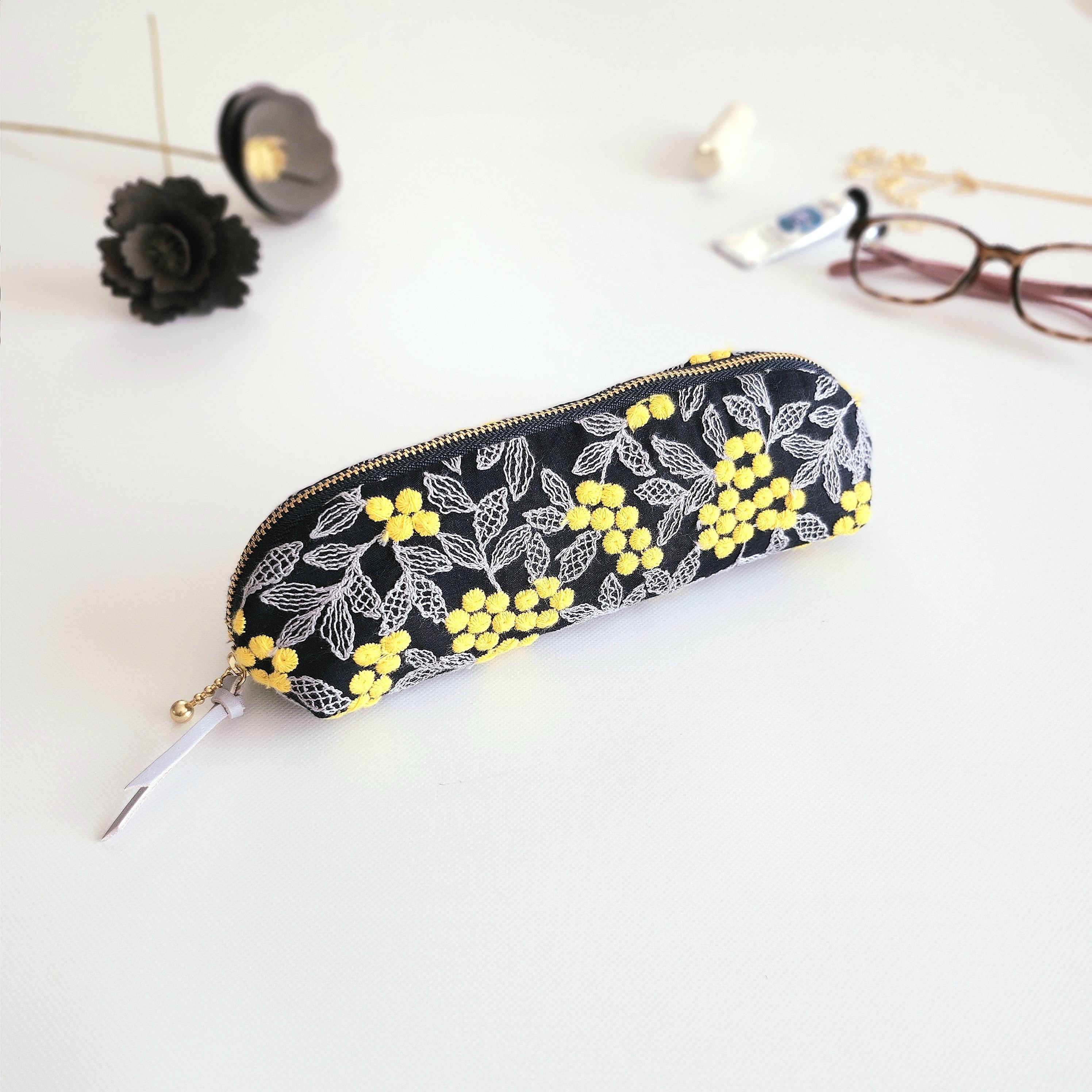 ぷくまる刺繍のパカッと開くロングポーチ│ペンケース│メガネケース