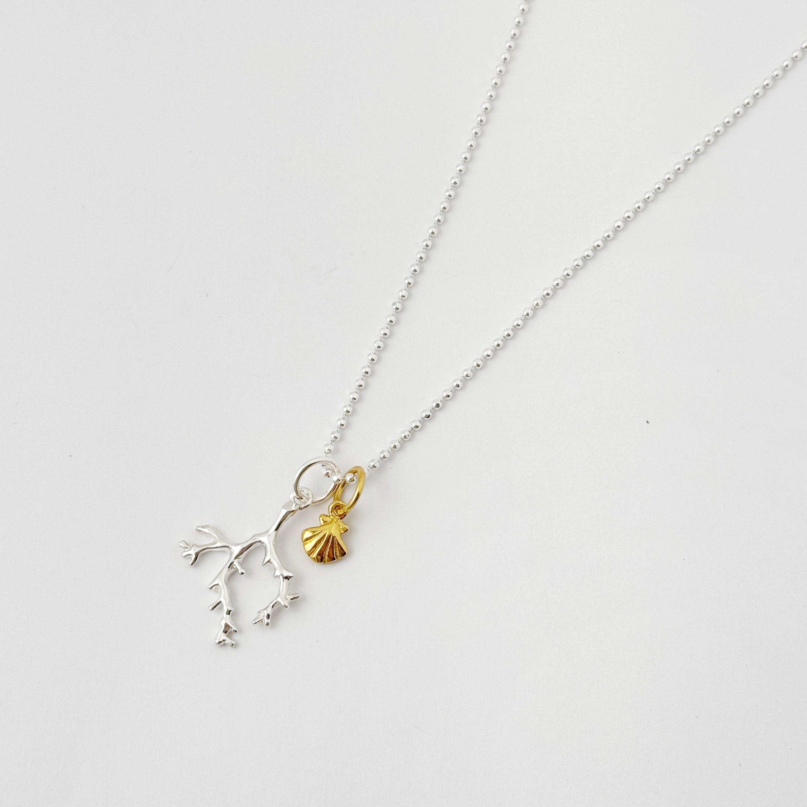 Lagoon Original 珊瑚 と Gold Coatingリトルシェル の ペンダント