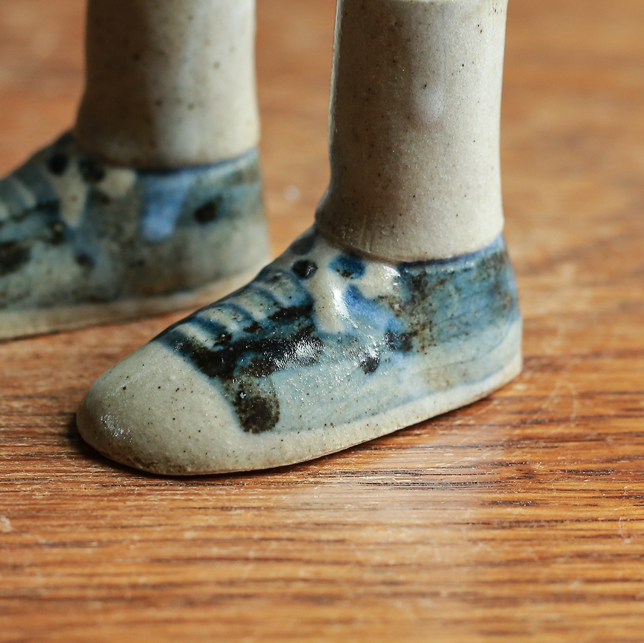 ちょこんとかわいらしい、陶器の靴