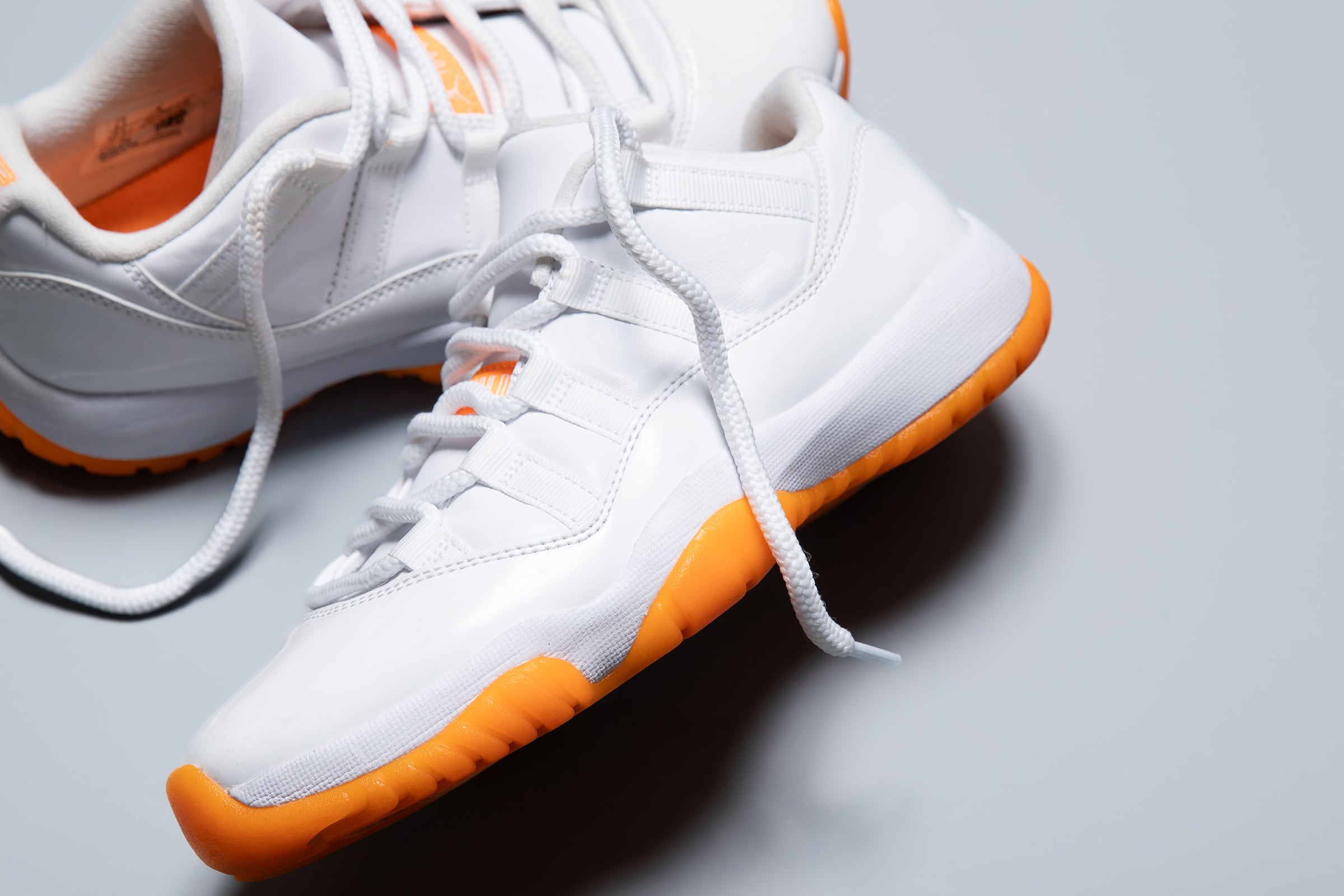 Air Jordan 11 ホワイト/オレンジ NIKE AIR JORDAN 11 LOW | PLAYGROUND | スニーカーショップ